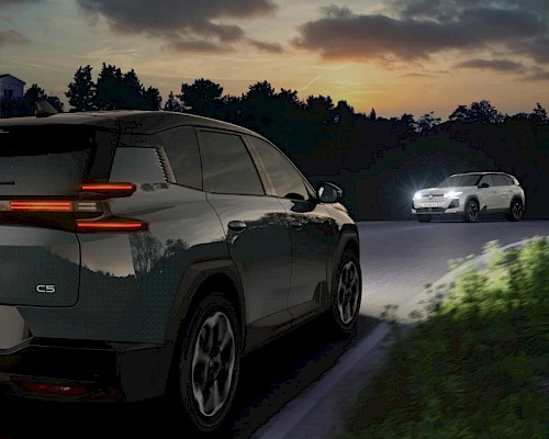 Citroën C5 Aircross Heckansicht – LED-Leuchtgrafik und dynamisches Design