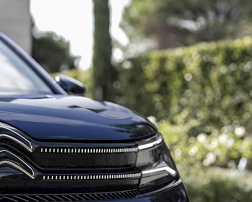 Citroën C5 Aircross Heckansicht – LED-Leuchtgrafik und dynamisches Design