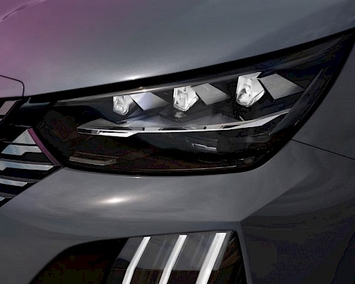 PEUGEOT 2008 Frontansicht – sportlich und kompakt mit LED-Scheinwerfern