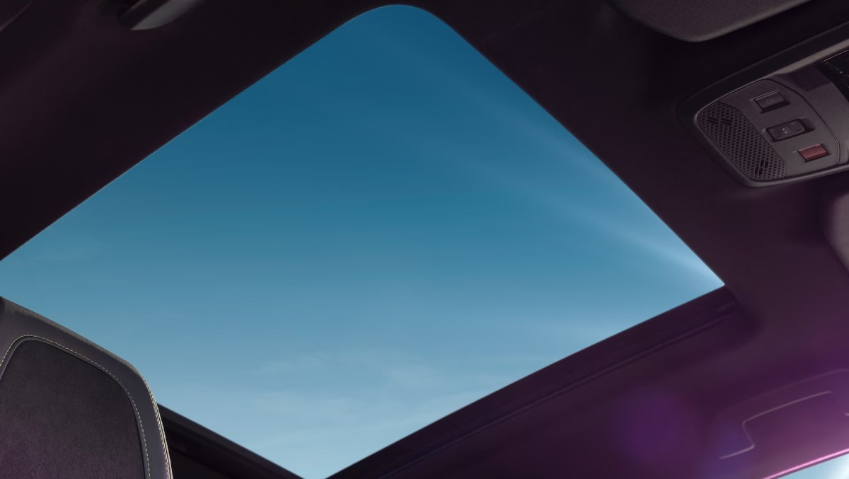 Glasdach des PEUGEOT 2008 – lichtdurchflutetes Interieur für ein luftiges Fahrgefühl