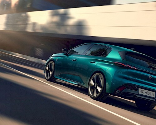 Peugeot 308 im Profil – fließende Linien und markante Felgen