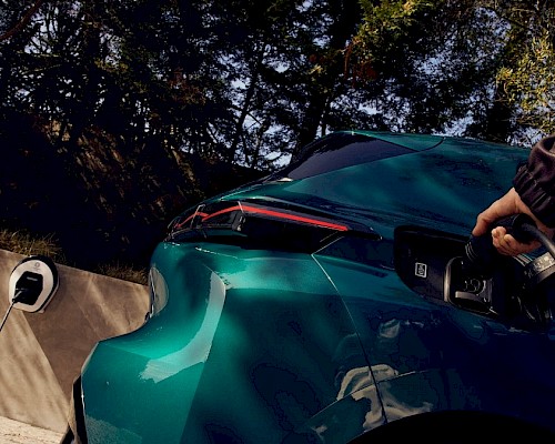 Peugeot 308 beim Laden – effiziente Plug-in-Hybrid-Technologie