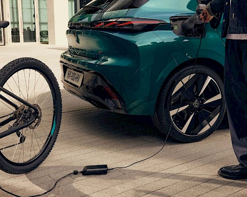 Der E-308 kann externe Geräte mit Strom versorgen (V2L)