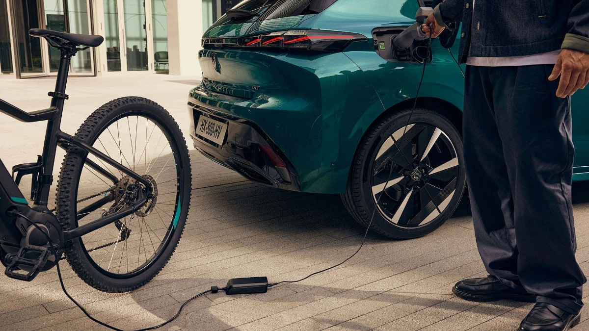 Der E-308 kann externe Geräte mit Strom versorgen (V2L)