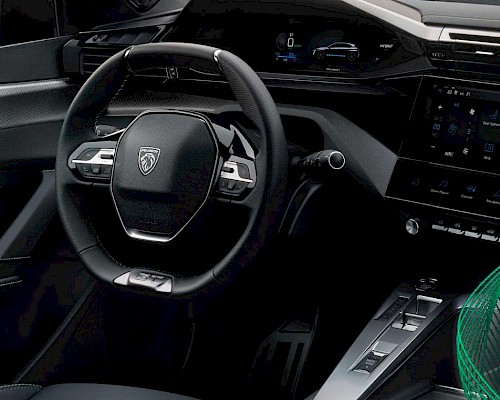 Peugeot 308 im Profil – fließende Linien und markante Felgen