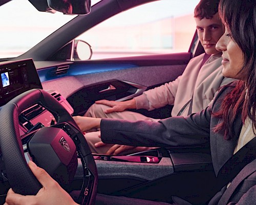 PEUGEOT E-3008 Rückansicht – sportliches SUV mit LED-Leuchtband