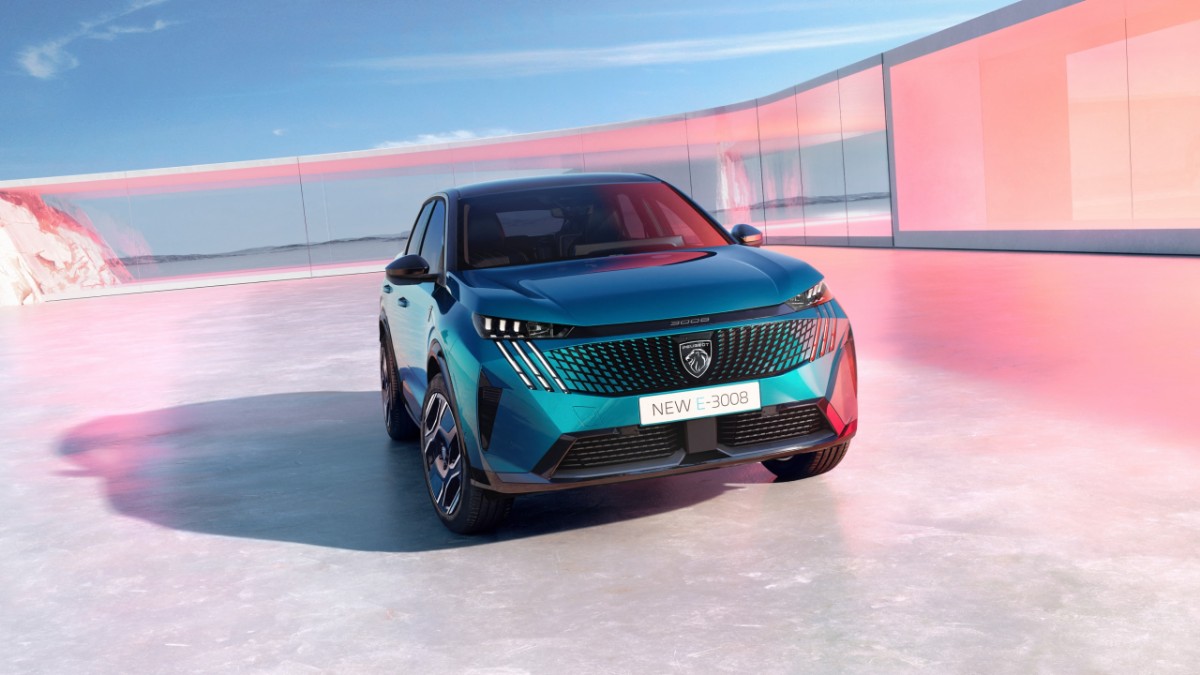 Innenraum des PEUGEOT E-3008 – digitales i-Cockpit mit Panorama-Display