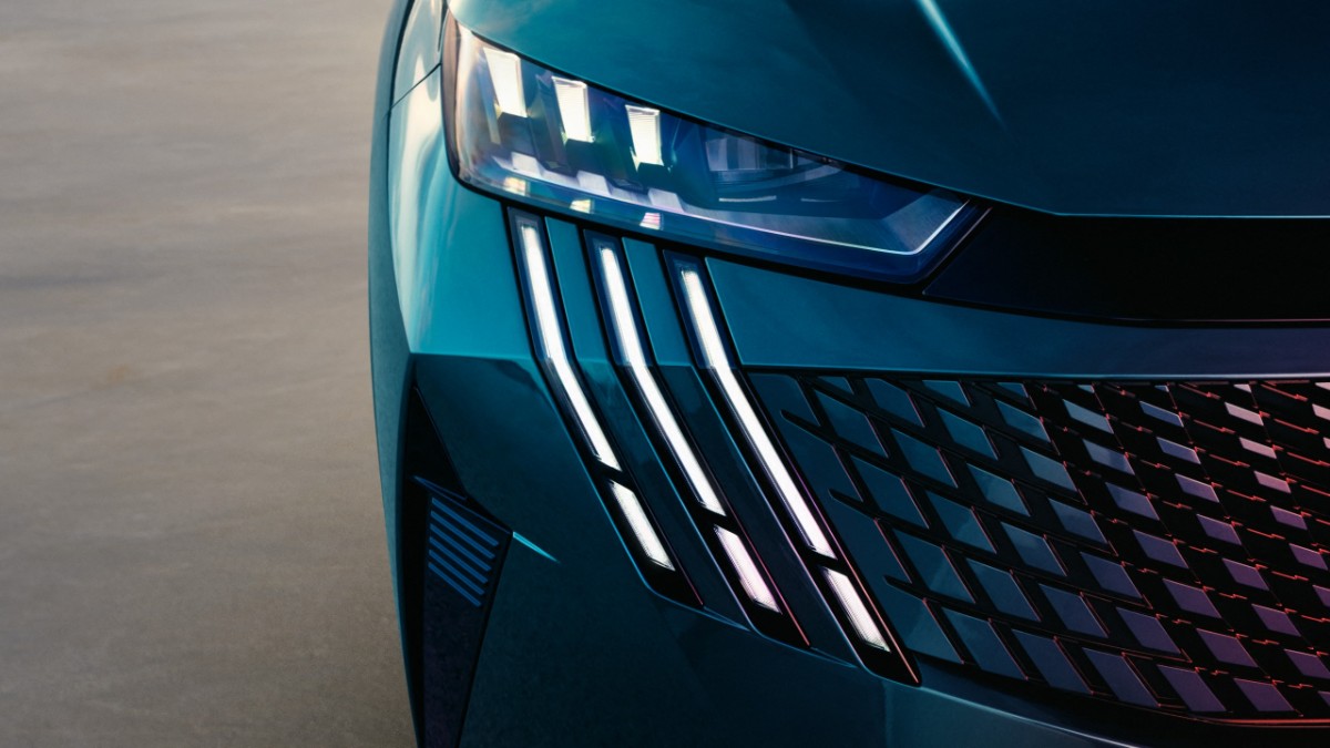 PEUGEOT E-3008 Rückansicht – fließende Linien und LED-Lichtsignatur