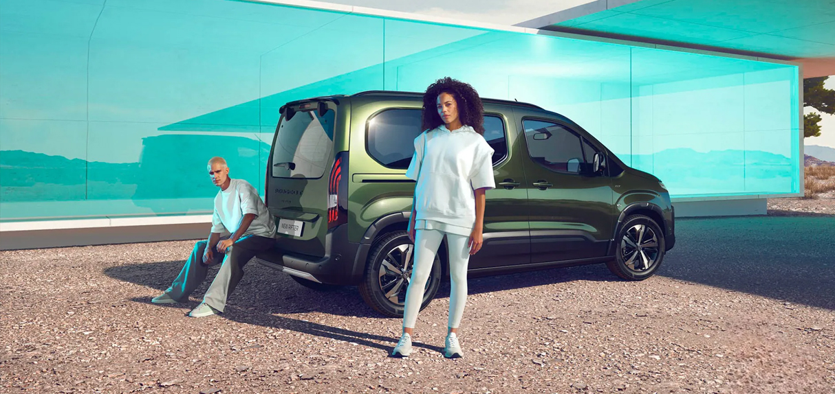 Vorderansicht des PEUGEOT RIFTER – kraftvoller Look mit markantem Kühlergrill