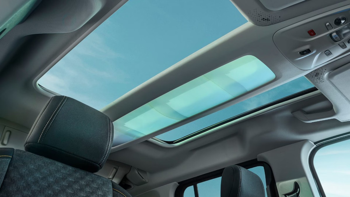 Glasdach des PEUGEOT RIFTER – lichtdurchfluteter Innenraum für mehr Wohlbefinden