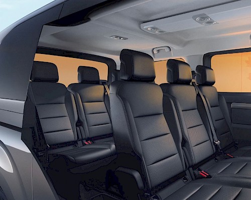 PEUGEOT Traveller Seitenansicht – elegante Linienführung und großzügige Schiebetüren