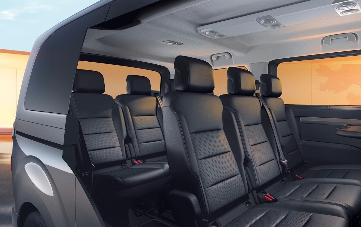 PEUGEOT Traveller Seitenansicht – elegante Linienführung und großzügige Schiebetüren