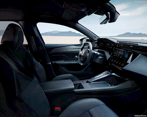 PEUGEOT 408 von der Fahrerseite – elegantes Design mit hoher Funktionalität