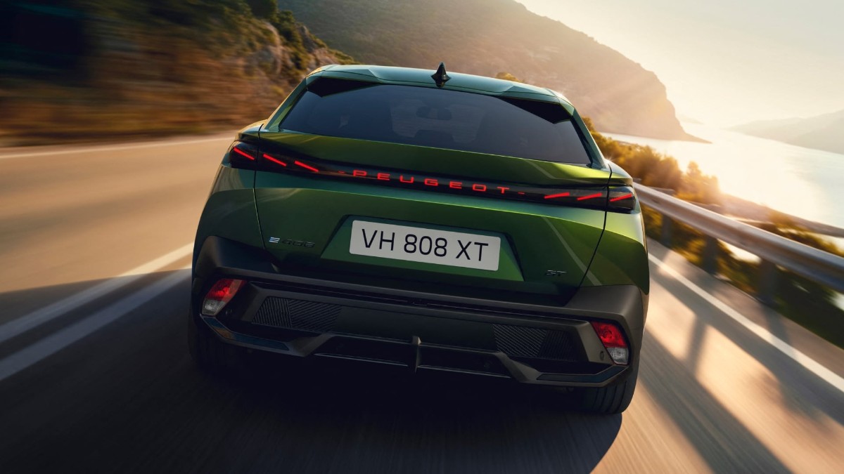 PEUGEOT 408 Rückansicht – modernes Heck mit dynamischer Linienführung