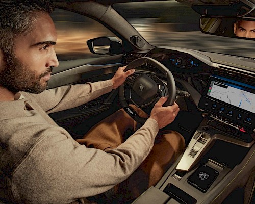 PEUGEOT 408 von der Fahrerseite – elegantes Design mit hoher Funktionalität