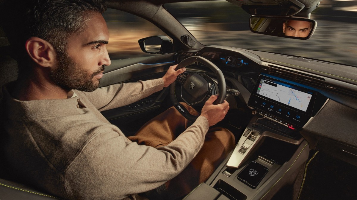 PEUGEOT 408 von der Fahrerseite – elegantes Design mit hoher Funktionalität