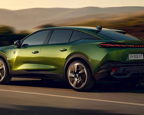 PEUGEOT 408 Schrägansicht in Fahrt – sportlich, elegant und effizient