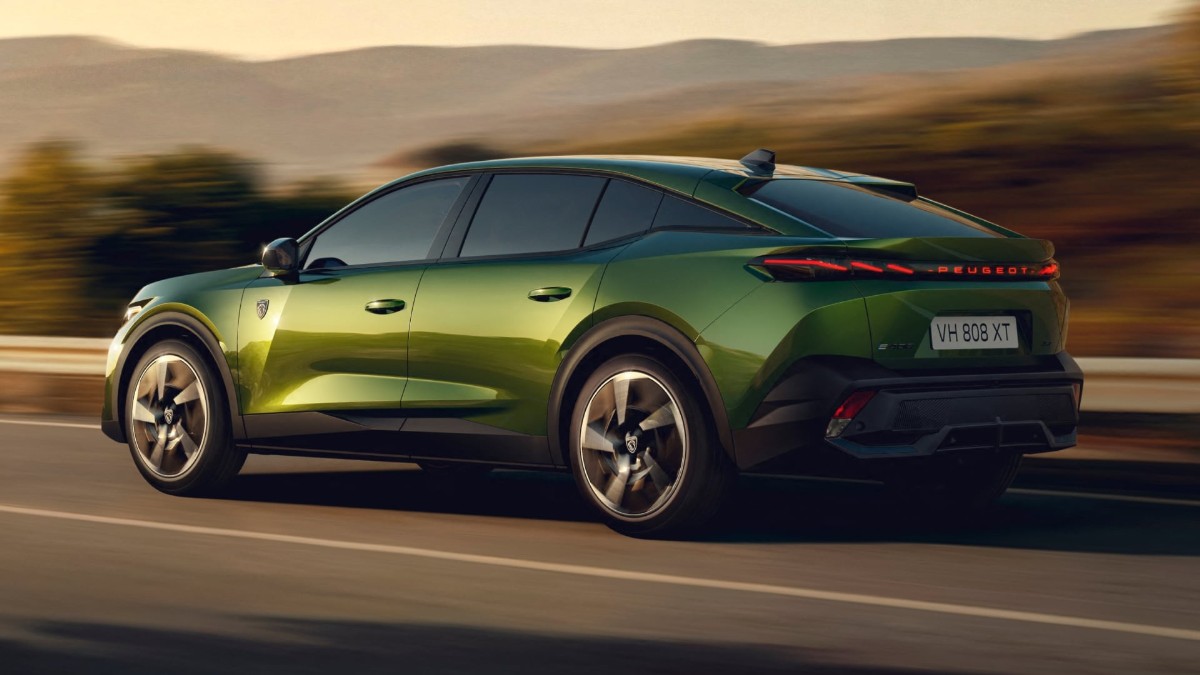 PEUGEOT 408 Schrägansicht in Fahrt – sportlich, elegant und effizient