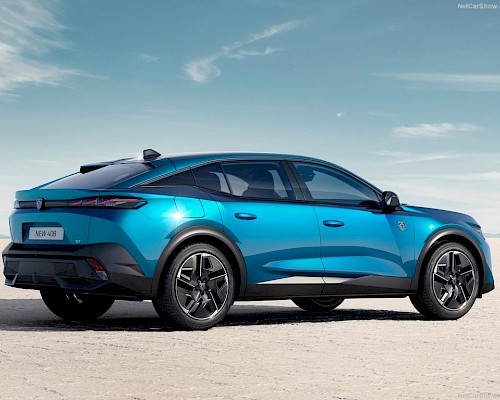 PEUGEOT 408 seitlich von vorn – kraftvolle Linien und sportlicher Look