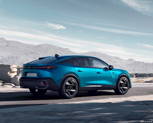 PEUGEOT 408 Schrägansicht in Fahrt – sportlich, elegant und effizient