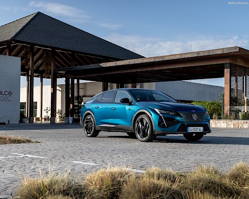 PEUGEOT 408 vor moderner Architektur – urbaner Auftritt in elegantem Design