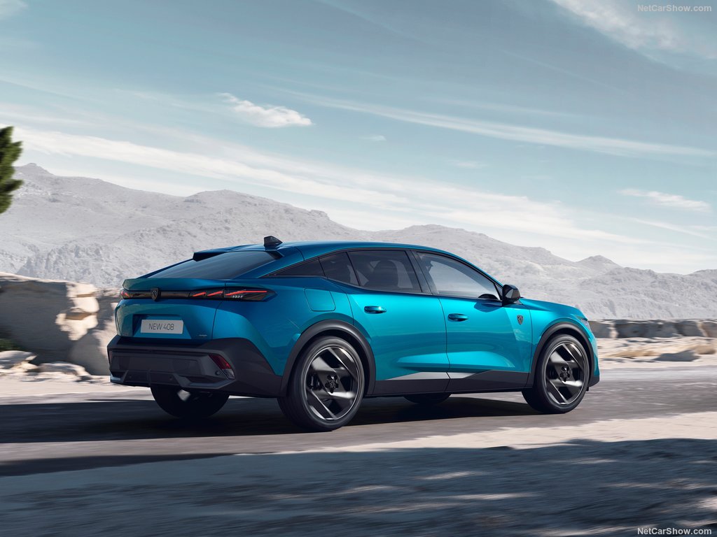 PEUGEOT 408 in Fahrt – dynamisches Fastback-Crossover im Straßenbild