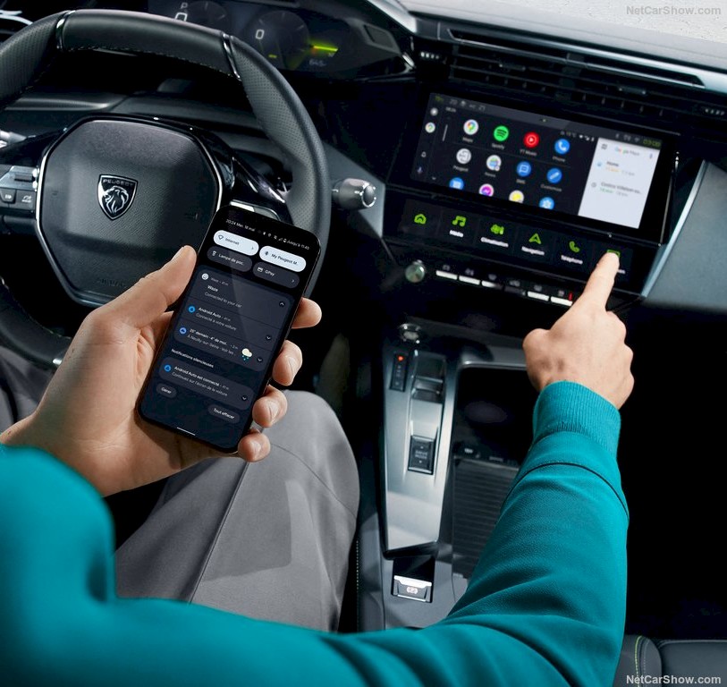 Digitales Display im PEUGEOT 408 – zentrale Steuerung und Infotainment