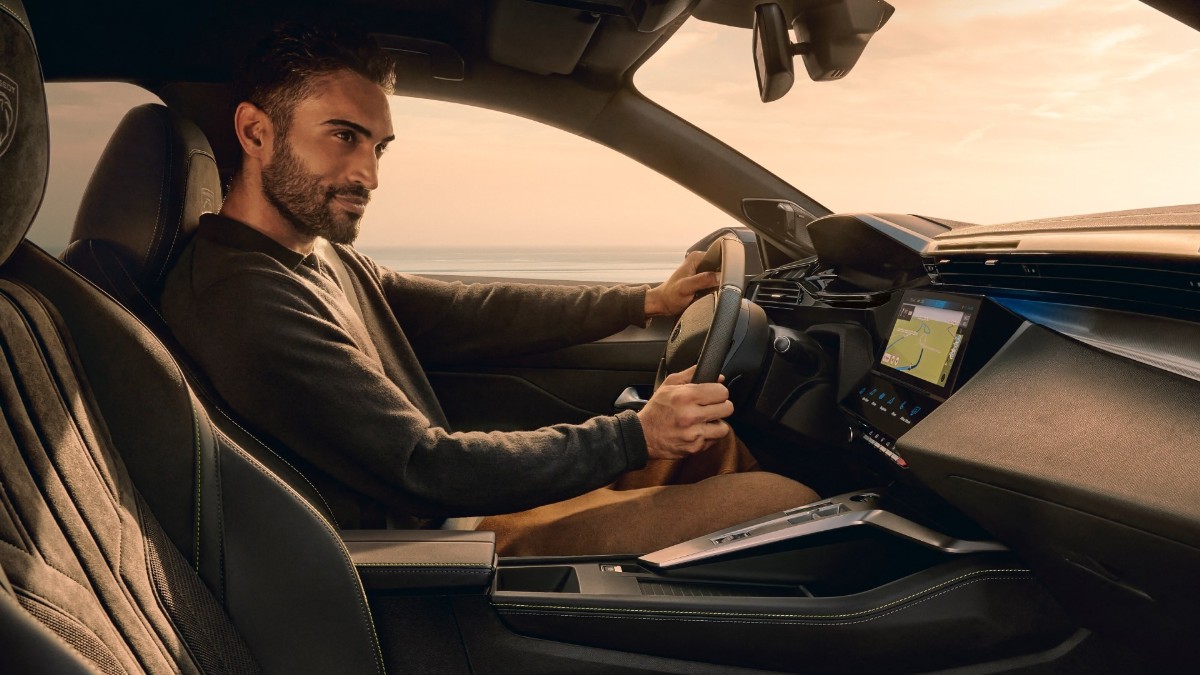 PEUGEOT 408 Seitenansicht – stilvoller Übergang zwischen Limousine und SUV