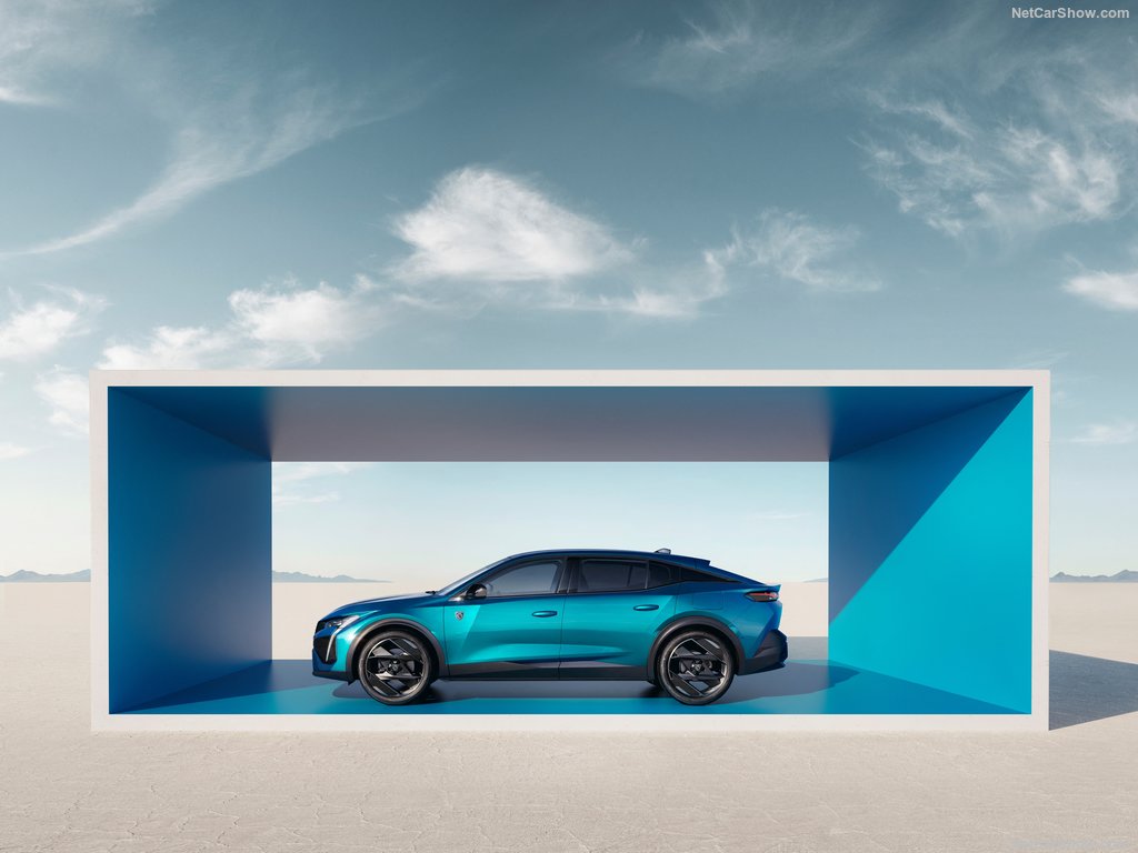 PEUGEOT 408 Seitenansicht – stilvoller Übergang zwischen Limousine und SUV