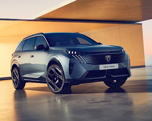 PEUGEOT E-5008 Heckansicht – kraftvoller Auftritt mit LED-Lichtsignatur