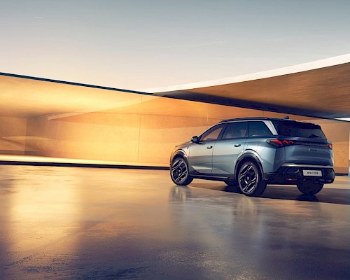 Innenraum des PEUGEOT E-5008 – hochwertige Materialien und modernes Raumgefühl