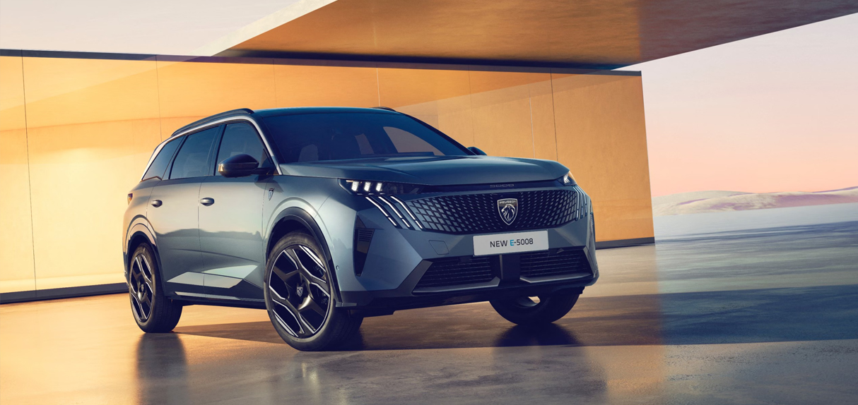 PEUGEOT E-5008 in Frontansicht – vollelektrisches SUV mit markanter Präsenz