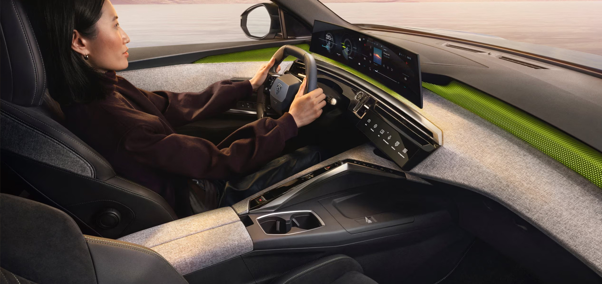 PEUGEOT E-5008 Seitenansicht – modernes Design trifft großzügigen Innenraum