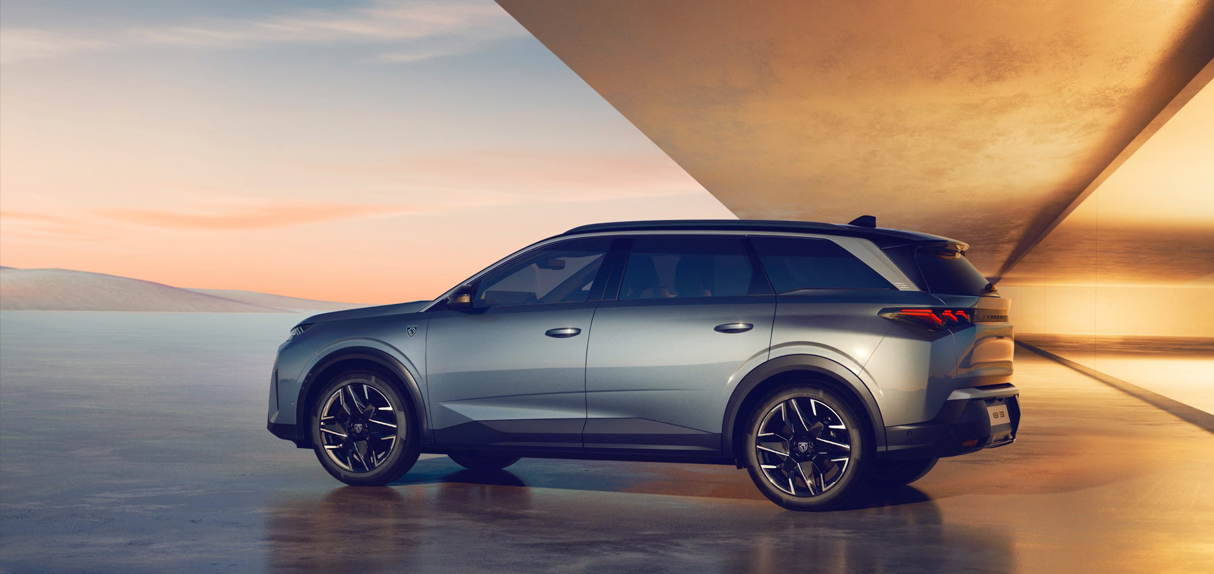 PEUGEOT E-5008 beim Fahren – stilvoll, geräumig und vollelektrisch unterwegs